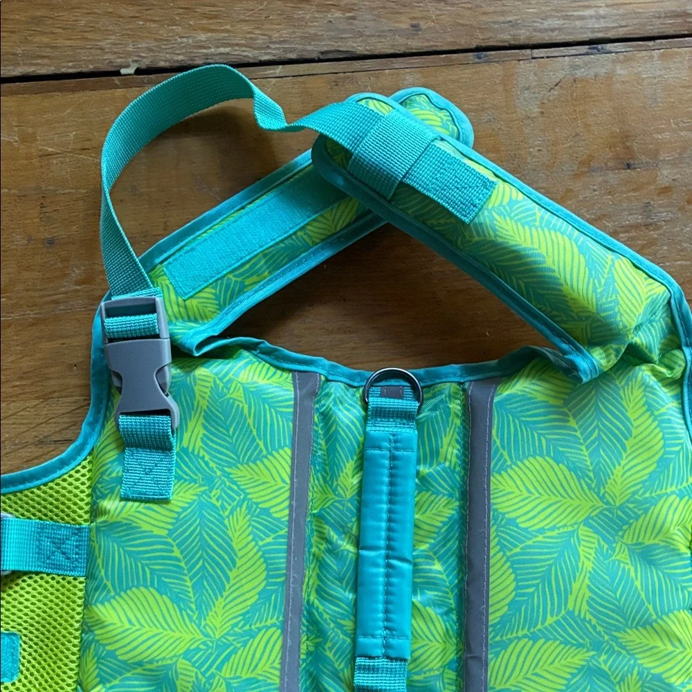 Coleman Vibrant Green Pet Swim / boating/ river walks / canoeing/ pool